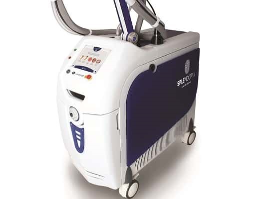 دستگاه لیزر مو جدید splendor x برای رفع موهای زائد تمام قسمت های بدن به کار گرفته میشود، که رایج ترین قسمت های آن به شرح زیر می باشد. دستگاه لیزر مو جدید splendor x- صورت اکثر خانم ها روی صورت خود موهای زشت و ضخیمی دارند که از آن ها خجالت می کشند. حال اگر چیزی روی صورت شما وجود دارد و موجب آزار و اذیت شما میشود، راهکار حل این مسئله، بسیار آسان است. پس دست به کار شوید. برای مثال لیزر برای رفع موهای زائد صورت یکی از این راه های آسان و سریع است که طول درمان 15 دقیقه می باشد. البته عمل لیزر باید به مدت 10 جلسه و فاصله ی هر جلسه تا جلسه ی بعدی 4 هفته طول کشد.حال برای جلوگیری از بازگشت موهای زائد و دستیابی به یک عملکرد مطلوب، هر ساله 1 الی 2 جلسه باید درمان نگهدارنده انجام گیرد.